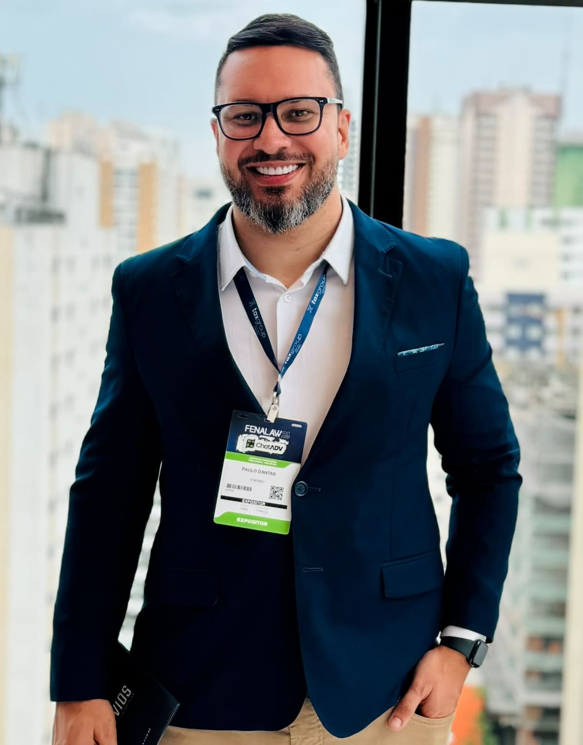Paulo Sérgio Dantas de terno azul e crachá de expositor do ChatADV na FENALAW